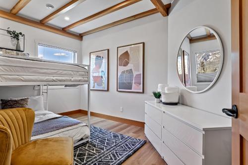 坎莫尔Ravens Crest Lodge - Stunning Views Perfectly Located on Main Street的一间卧室配有双层床和镜子