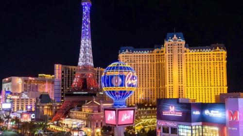 拉斯维加斯Paris Las Vegas Resort & Casino的享有城市和艾菲尔铁塔的景色