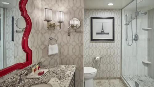 拉斯维加斯Paris Las Vegas Resort & Casino的一间带红色镜子、卫生间和淋浴的浴室