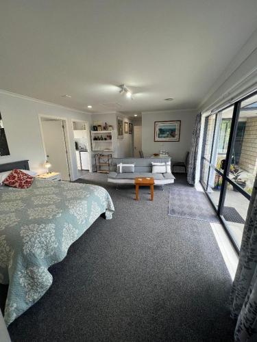 凯塔亚Taipa Views Bed & Breakfast的一间卧室设有一张床和一间客厅。