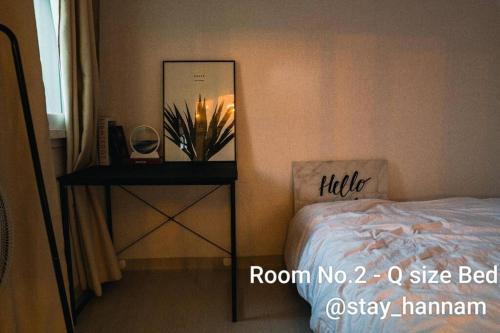 首尔Stay Hannam Foreigner only的一间卧室配有一张床和一张带镜子的桌子