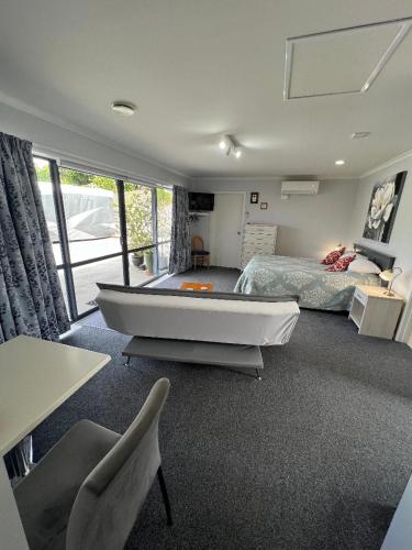 凯塔亚Taipa Views Bed & Breakfast的一间卧室配有一张床和一个大浴缸