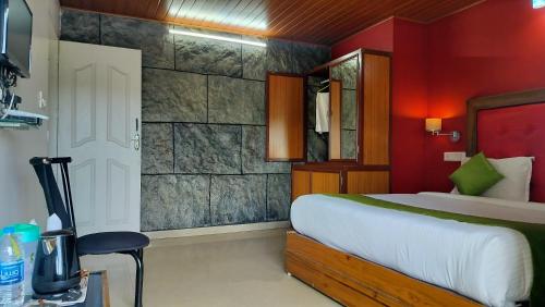 蒙纳Achus Holidays的一间卧室设有一张床和红色的墙壁