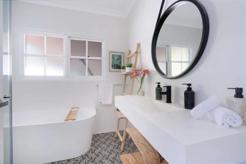 袋鼠谷Myrtle Tree Lodge Leaves, Kangaroo Valley的浴室设有白色水槽和镜子