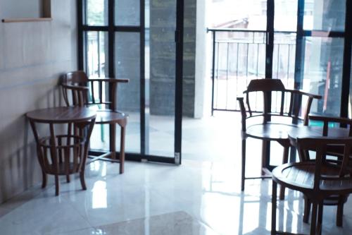 帕朗卡拉亚OYO 93343 Sukma Residence的一组木桌和椅子