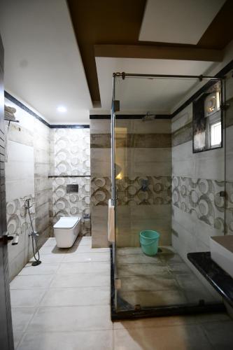菩提伽耶Hotel Jataka Inn的带淋浴、盥洗盆和卫生间的浴室