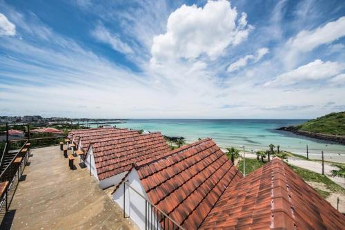 济州市Yaho Beach House的从建筑屋顶上可欣赏到海景