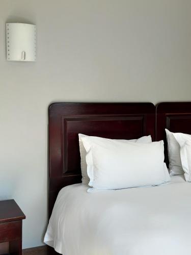 莫科帕内The Hempel Guesthouse的一间卧室配有带白色床单和枕头的床。