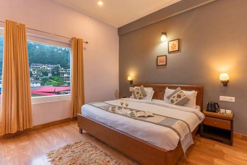 博瓦利Hotel Vista Bhowali, Nainital - Vegetarian的一间卧室设有一张大床和大窗户