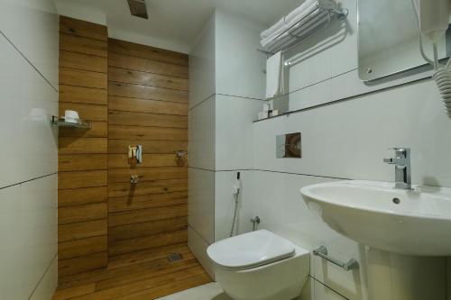 特里凡得琅The HEARTLAND Hotel的浴室配有白色卫生间和盥洗盆。