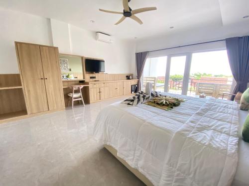 艾湄湾索拉鲁那海滩酒店的一间卧室配有一张大床和吊扇