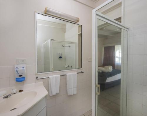 耐莉湾AFFORDABLE ISLAND ESCAPE! Queen Studio, Nelly Bay的白色的浴室设有水槽和镜子