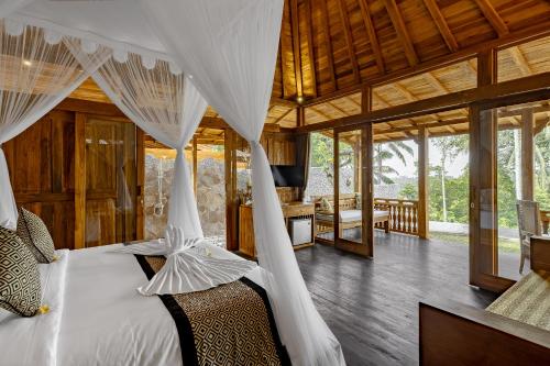 乌布Anandari Ubud Villa的一间卧室配有带蚊帐的床