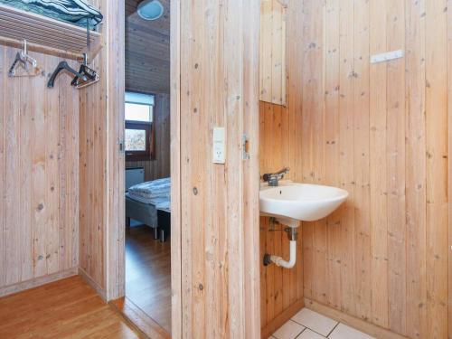 森讷比Three-Bedroom Holiday home in Juelsminde 17的木墙内带水槽的浴室