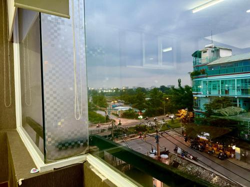 胡志明市Homestay Linh的从窗户可欣赏到城市街道的景色