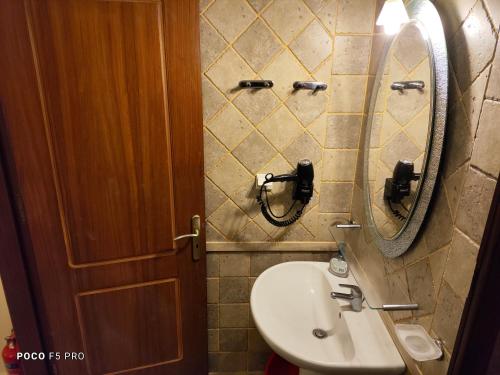 卡利诺岛APARTMENTS by climbing house的一间带水槽和镜子的浴室