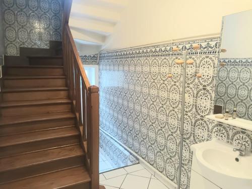 勒阿弗尔La Vallée, spacieuse maison 6 chambres, Le Havre的一间带楼梯和盥洗盆的浴室
