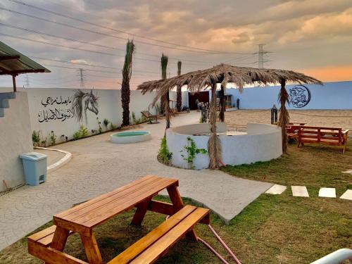 Ad Dihāsīyahمربط الجازي的海滩上的野餐桌和长凳