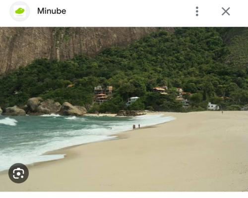 马里卡Kitnet dos Alves的一张海滩的照片,人们在沙滩上散步