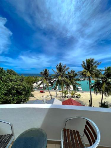 马富施Leisure Boutique Maafushi 维尼家的阳台享有海滩和棕榈树的景致。
