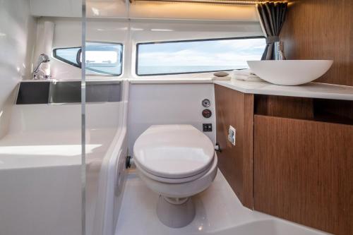 那不勒斯The Happy Bed&Boat的一间带卫生间和水槽的小浴室