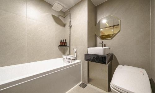 坡州市Paju Geumchon Grache的浴室配有卫生间、盥洗盆和浴缸。