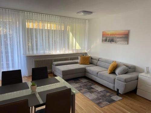 博登斯多夫George-Beach Apartment Ossiachersee/Gerlitzen的客厅配有沙发和桌子