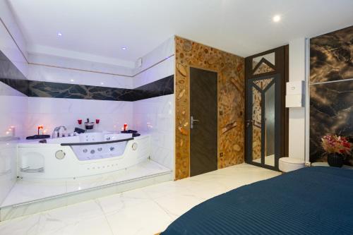 米卢斯ART & SPA Luxury bedroom at the heart historical center的带浴缸和盥洗盆的浴室