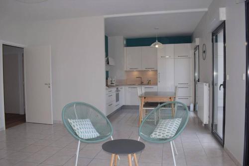 佩罗斯-吉雷克Bel appartement entièrement rénové 5 personnes au centre ville de PERROS-GUIREC - Ref 923的厨房配有两把椅子和一张桌子