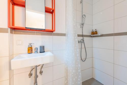 卡塞尔Urban Retreat by stay awesome的一间带水槽和淋浴的浴室