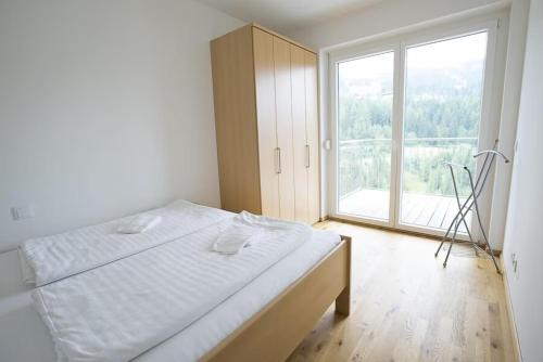 索内纳尔佩·纳斯费尔德CKPK豪华公寓的一间卧室设有一张床和一个大窗户
