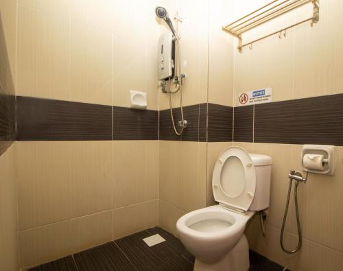 Batang BerjuntaiSun Inns Hotel Bestari Jaya的一间带卫生间和淋浴的浴室
