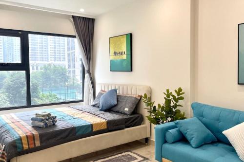 河内Vinhomes Smart City - Căn hộ đẹp, sang trọng tại tòa nhà S1.02的一间卧室配有一张床、一张沙发和一个窗口