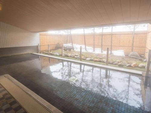 汤泽町苗场王子大饭店的一座建筑里的一个大型水池