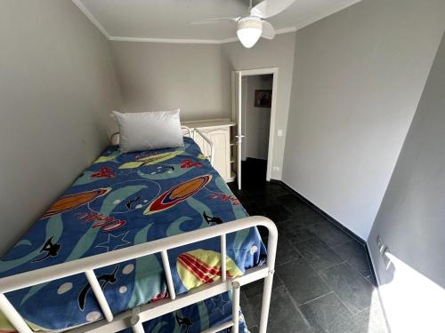 圣劳伦斯海滨Apartamento pé na areia em Riviera de São Lourenço的小卧室配有一张带 ⁇ 猴毛毯的床