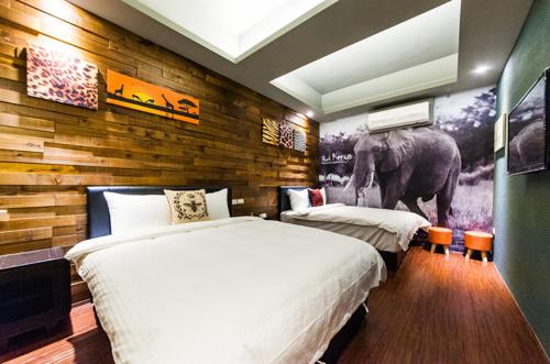 罗东镇Superman的一间卧室设有两张床和一张大象壁画