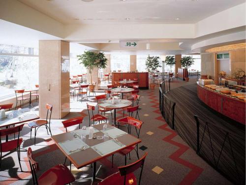 汤泽町苗场王子大饭店的一间在房间内配有桌椅的餐厅