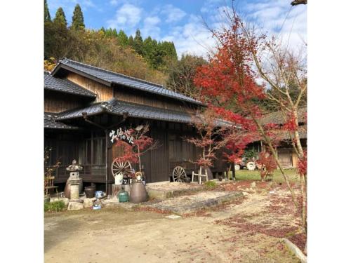 佐贺市Shotyu No Yakata / Vacation STAY 49506的一座日本房子前面有红树