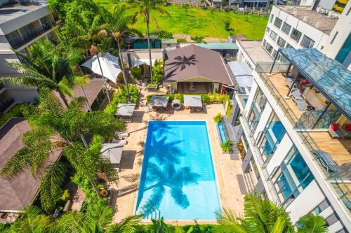 内罗毕Sarova Panafric Hotel的享有大楼游泳池的顶部景致