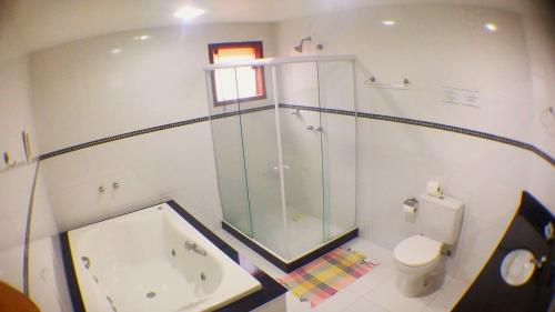 布希奥斯贝母特维埃姆布基亚斯酒店的带淋浴、卫生间和浴缸的浴室