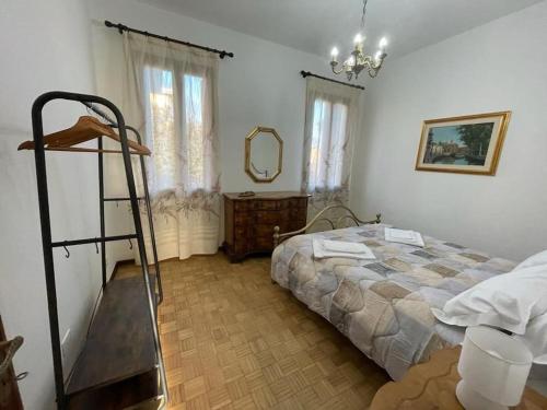 帕多瓦Casa Argia的一间卧室配有一张床、镜子和梯子