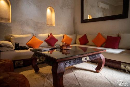 马拉喀什Riad Zoraida的客厅配有沙发和带枕头的桌子