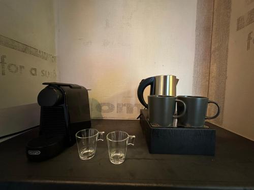 塞萨洛尼基Paradox的咖啡壶和2个台面上的眼镜