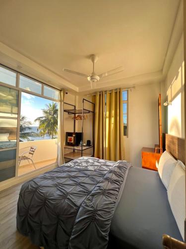 马富施Leisure Boutique Maafushi 维尼家的一间卧室配有一张床,享有海滩美景