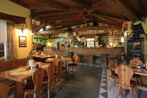 斯塔勒斯普拉维ALMI - penzion - pizzerie的一间带木桌椅的餐厅和一间酒吧