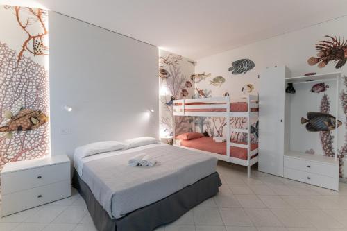 滨海库普拉Camping Villaggio Calypso的一间卧室配有一张床和两张双层床。