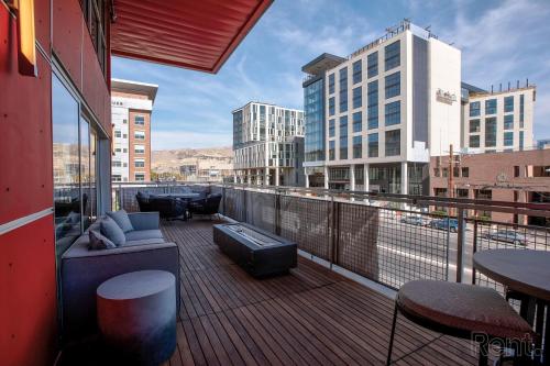 盐湖城Premium Spacious Apartments at Paperbox Lofts in Salt Lake City的阳台配有沙发和桌子,并拥有建筑