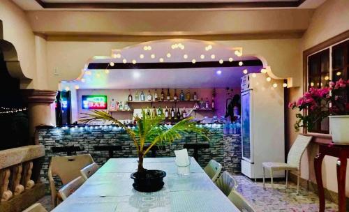 莫阿尔博阿Dreamcatcher Hostel的一间带桌子和酒吧的用餐室