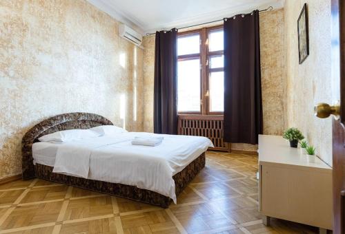 基辅Apartment Arena City 911的一间卧室设有一张床和一个大窗户