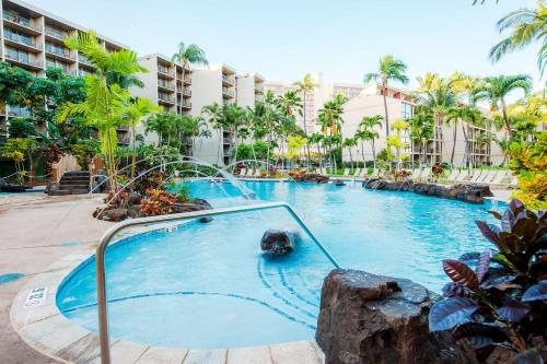 拉海纳雅诗顿卡阿纳帕利海岸酒店的棕榈树度假村内的游泳池
